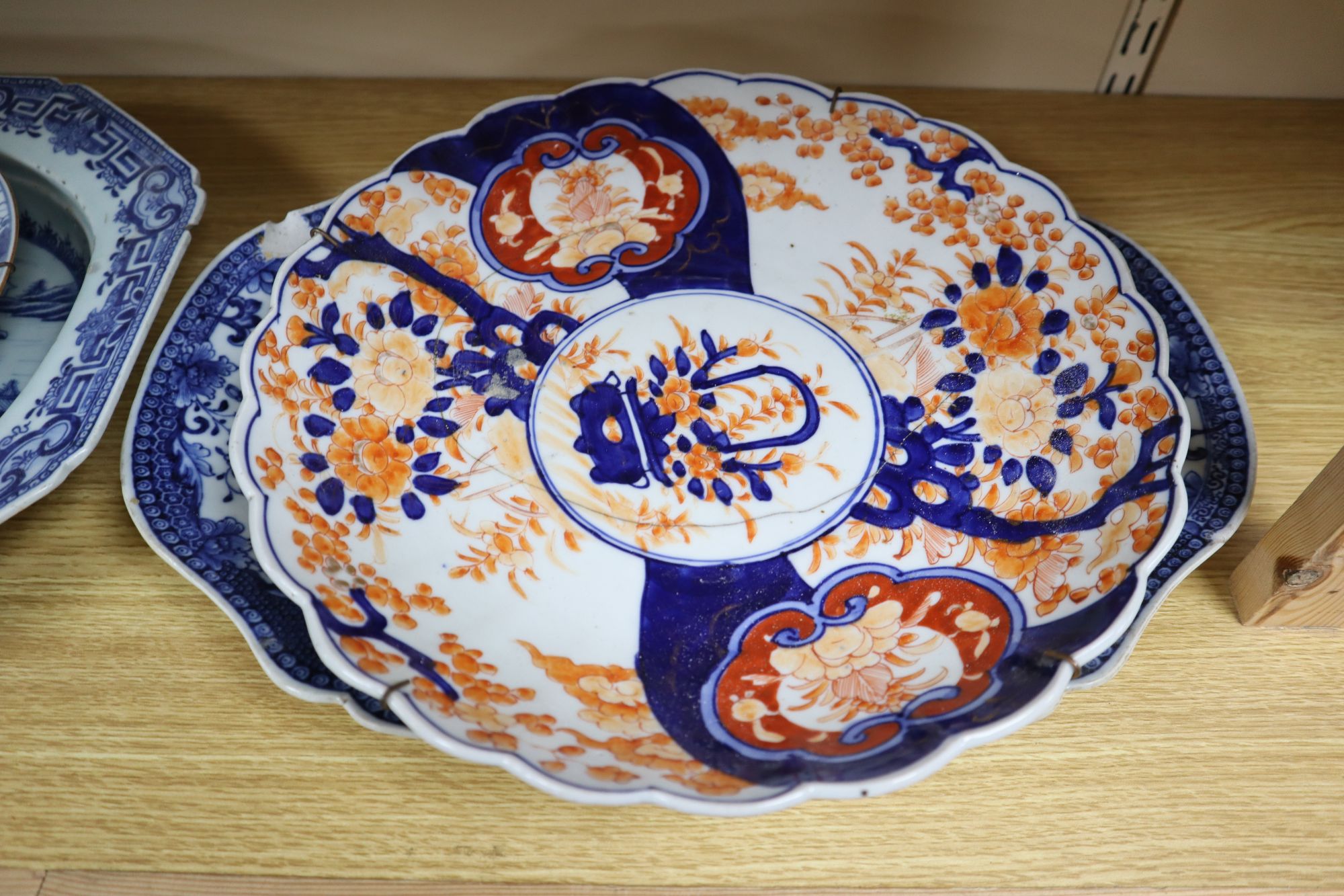 A Chinese blue and white bowl, three Chinese blue and white plates and an Imari plate, largest diameter 41.5cm